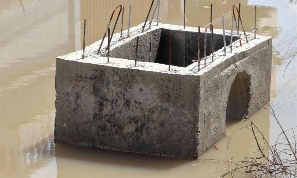  Topographic survey showing drainage structure and water flow conditions on construction site to prevent flooding issues